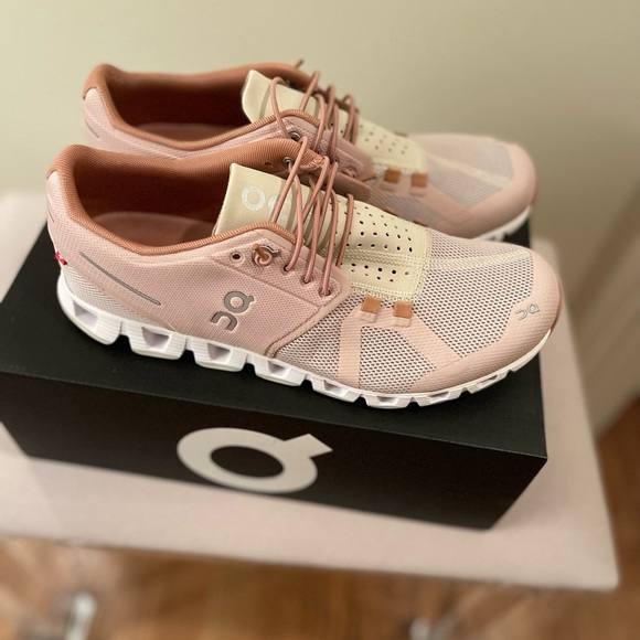 On Cloud Sneaker in Rose Sand, Size 8.5 - Picture 3 of 6